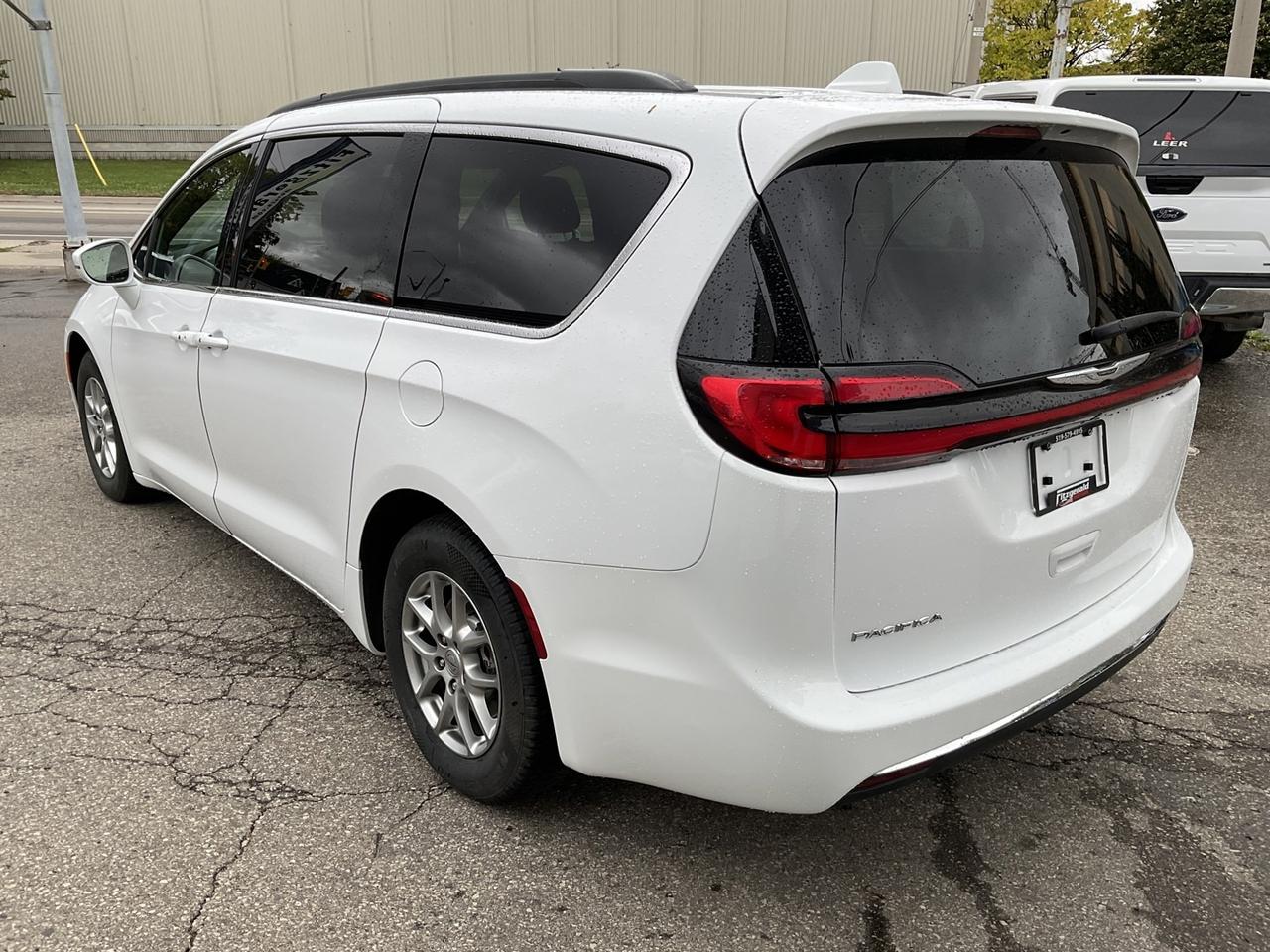 2022 Chrysler Pacifica Touring - CAR PLAY! BACK-UP CAM! BSM! 7 PASS! Photo4