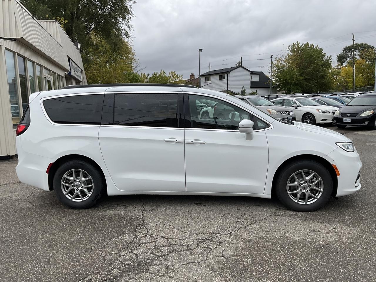 2022 Chrysler Pacifica Touring - CAR PLAY! BACK-UP CAM! BSM! 7 PASS! Photo