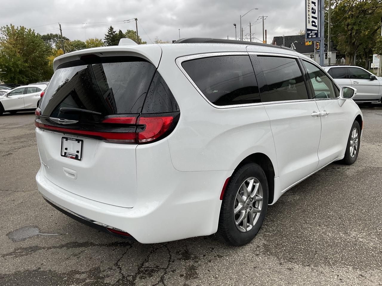 2022 Chrysler Pacifica Touring - CAR PLAY! BACK-UP CAM! BSM! 7 PASS! Photo