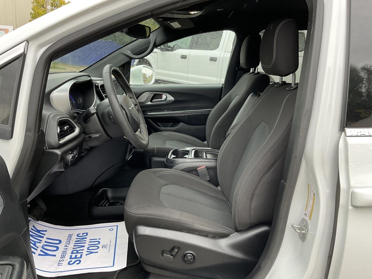 2022 Chrysler Pacifica Touring - CAR PLAY! BACK-UP CAM! BSM! 7 PASS! Photo