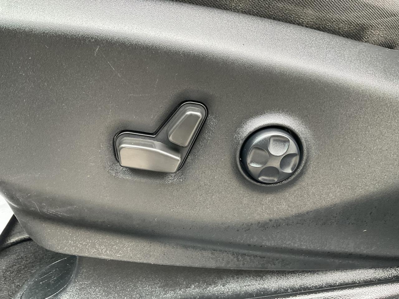 2022 Chrysler Pacifica Touring - CAR PLAY! BACK-UP CAM! BSM! 7 PASS! Photo