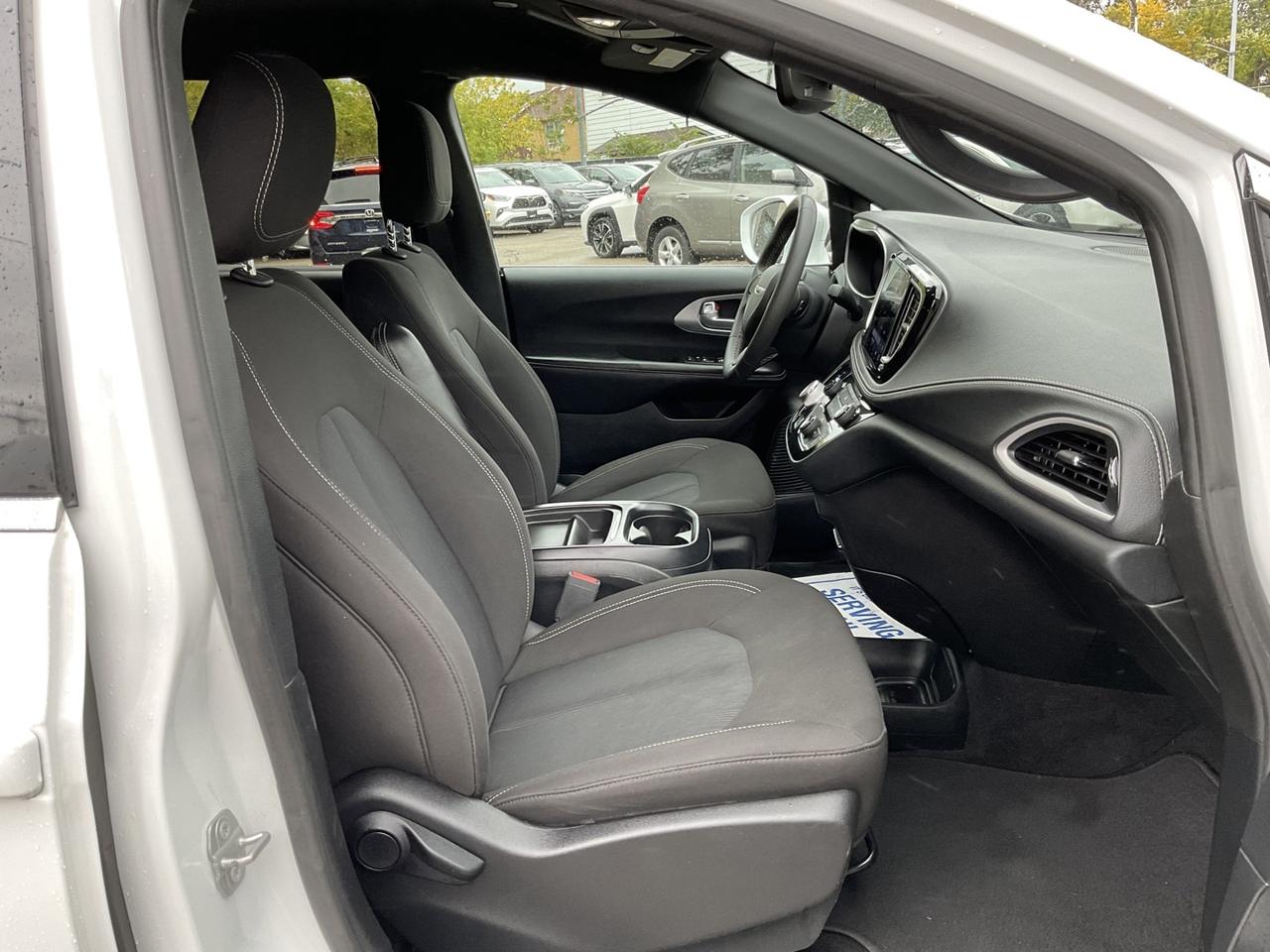 2022 Chrysler Pacifica Touring - CAR PLAY! BACK-UP CAM! BSM! 7 PASS! Photo