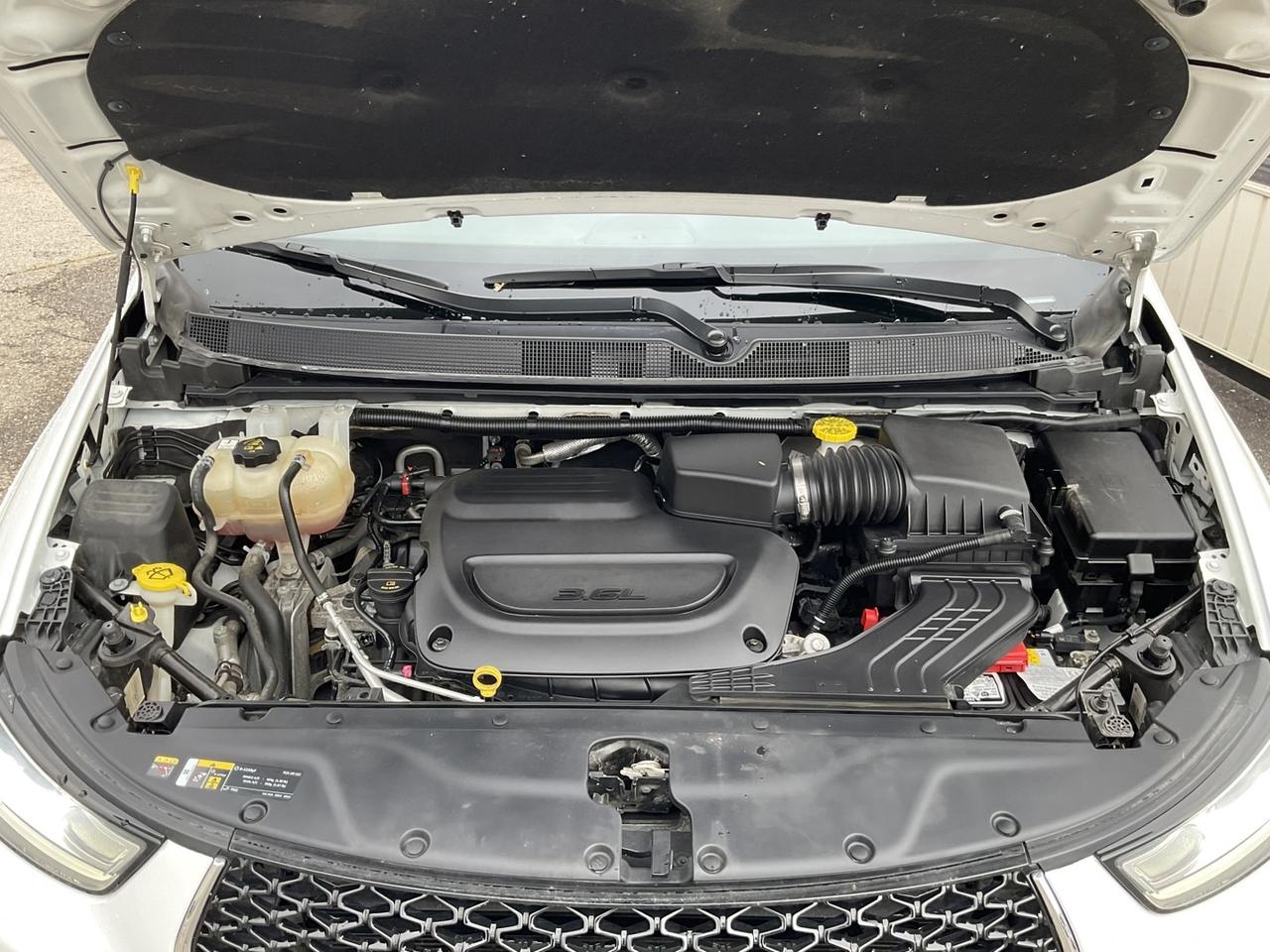 2022 Chrysler Pacifica Touring - CAR PLAY! BACK-UP CAM! BSM! 7 PASS! Photo