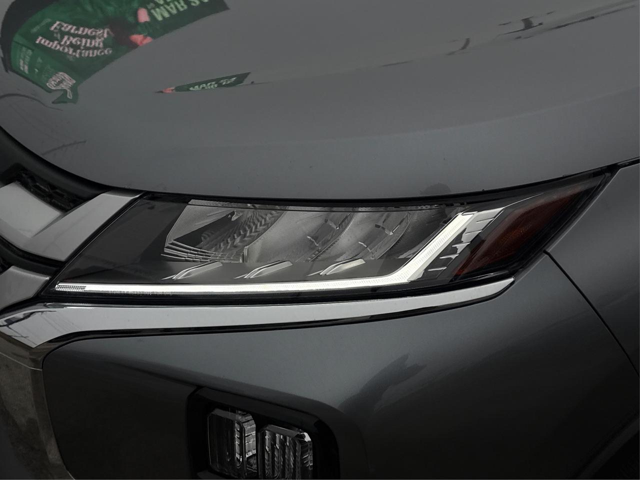 2024 Mitsubishi RVR AWD HEATED SEATS MINT WE FINANCE ALL CREDIT! Photo