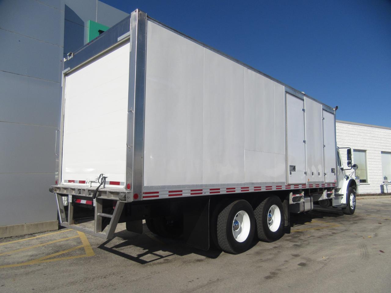 2019 Freightliner M2-106 26FT TANDEM CARRIER SUPRA 950 REEFER SYSTEM Photo