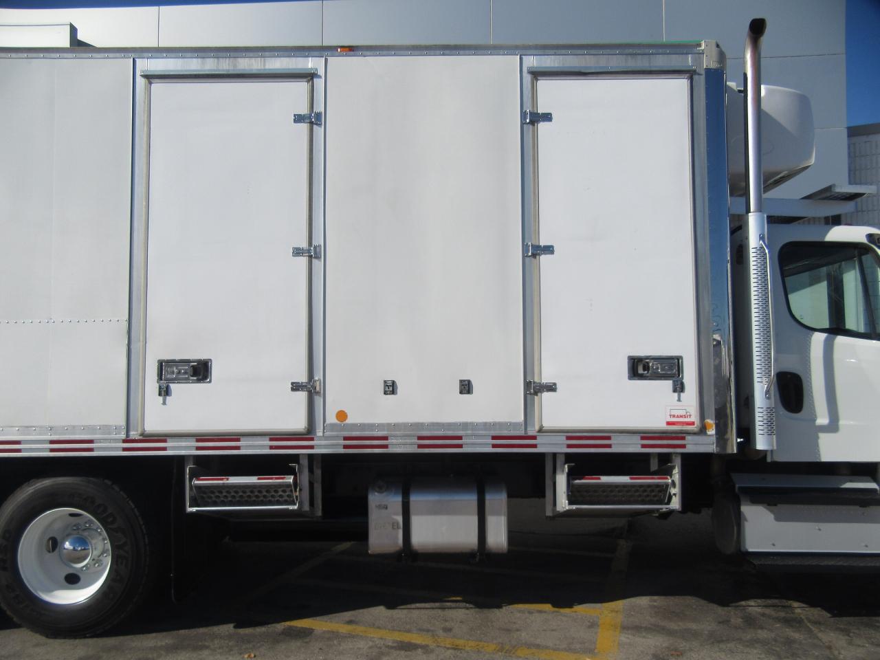 2019 Freightliner M2-106 26FT TANDEM CARRIER SUPRA 950 REEFER SYSTEM Photo2