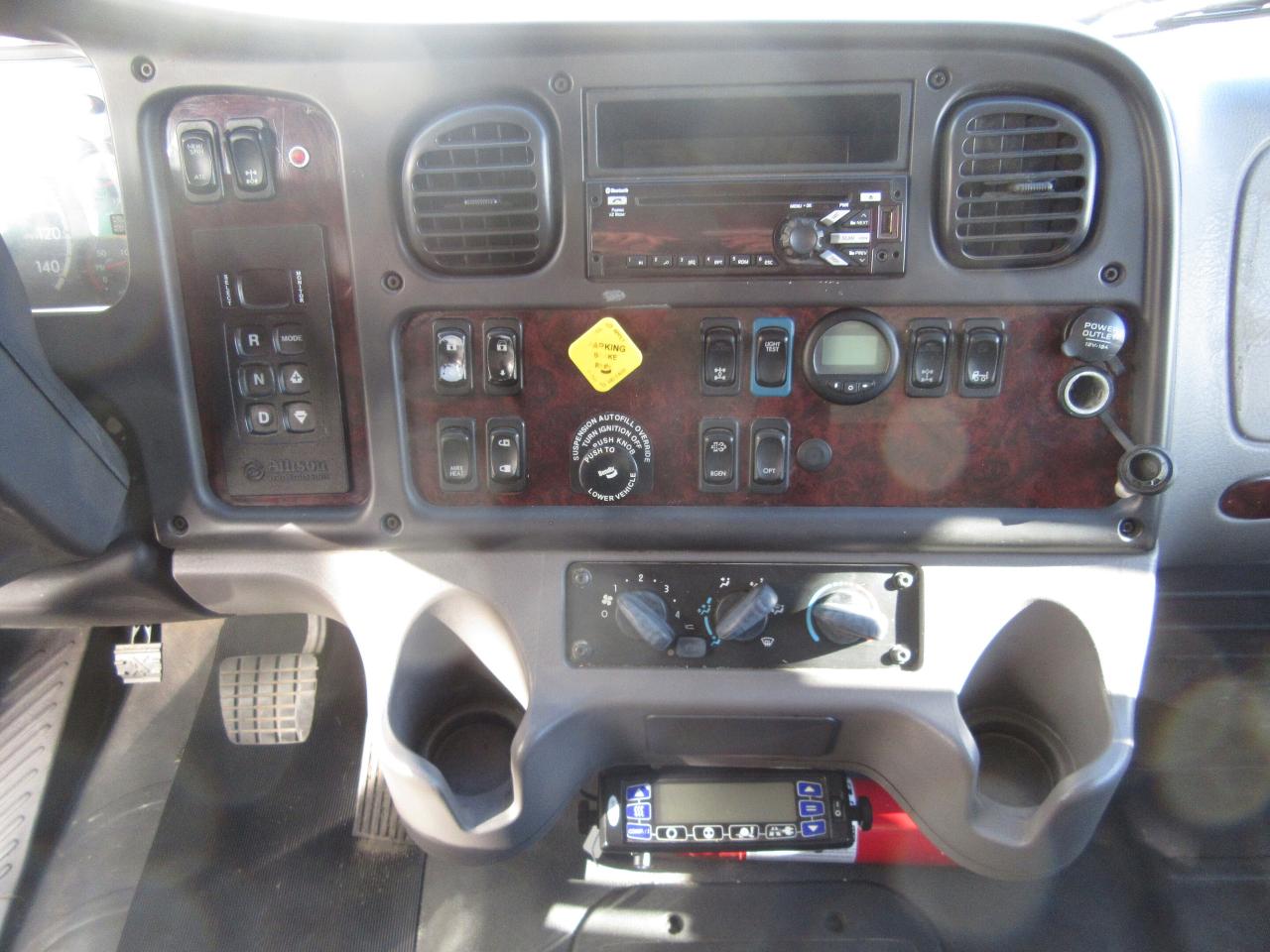 2019 Freightliner M2-106 26FT TANDEM CARRIER SUPRA 950 REEFER SYSTEM Photo