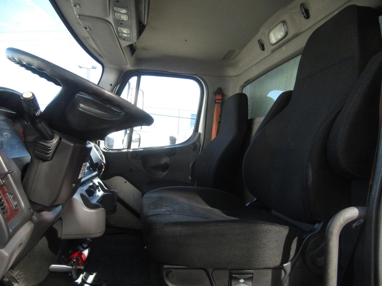 2019 Freightliner M2-106 26FT TANDEM CARRIER SUPRA 950 REEFER SYSTEM Photo