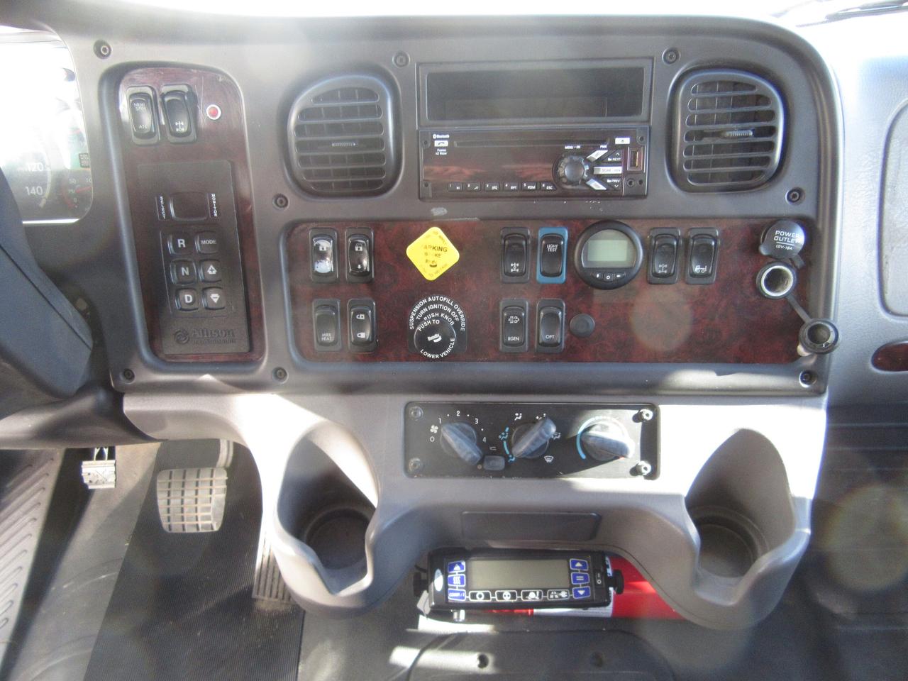 2019 Freightliner M2-106 26FT TANDEM CARRIER SUPRA 950 REEFER SYSTEM Photo