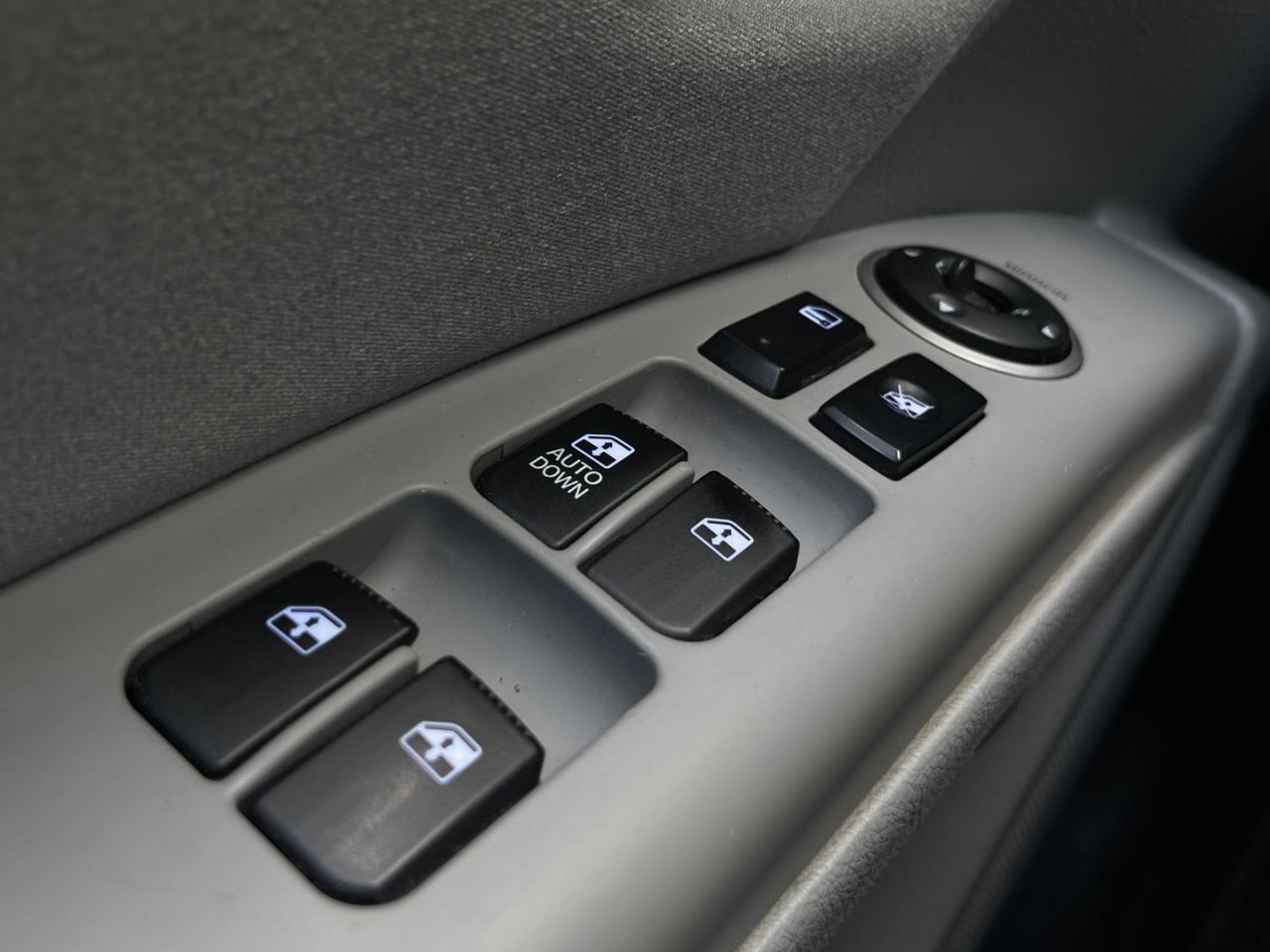 2009 Hyundai Santa Fe GL 5SPD   Steering Controls   Power Windows   Powe Photo