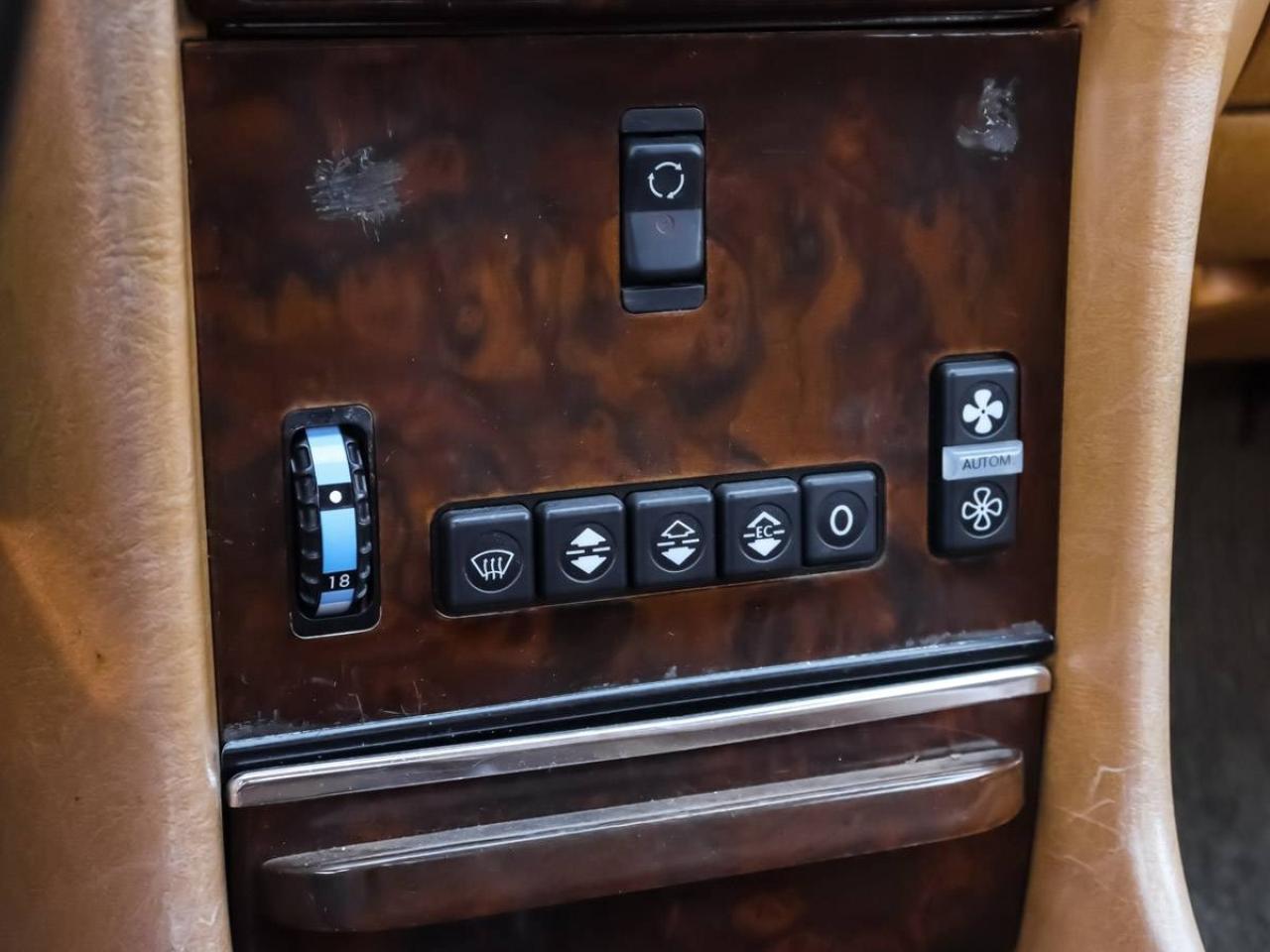 1988 Mercedes-Benz 560 Series 2dr Roadster 560SL Photo