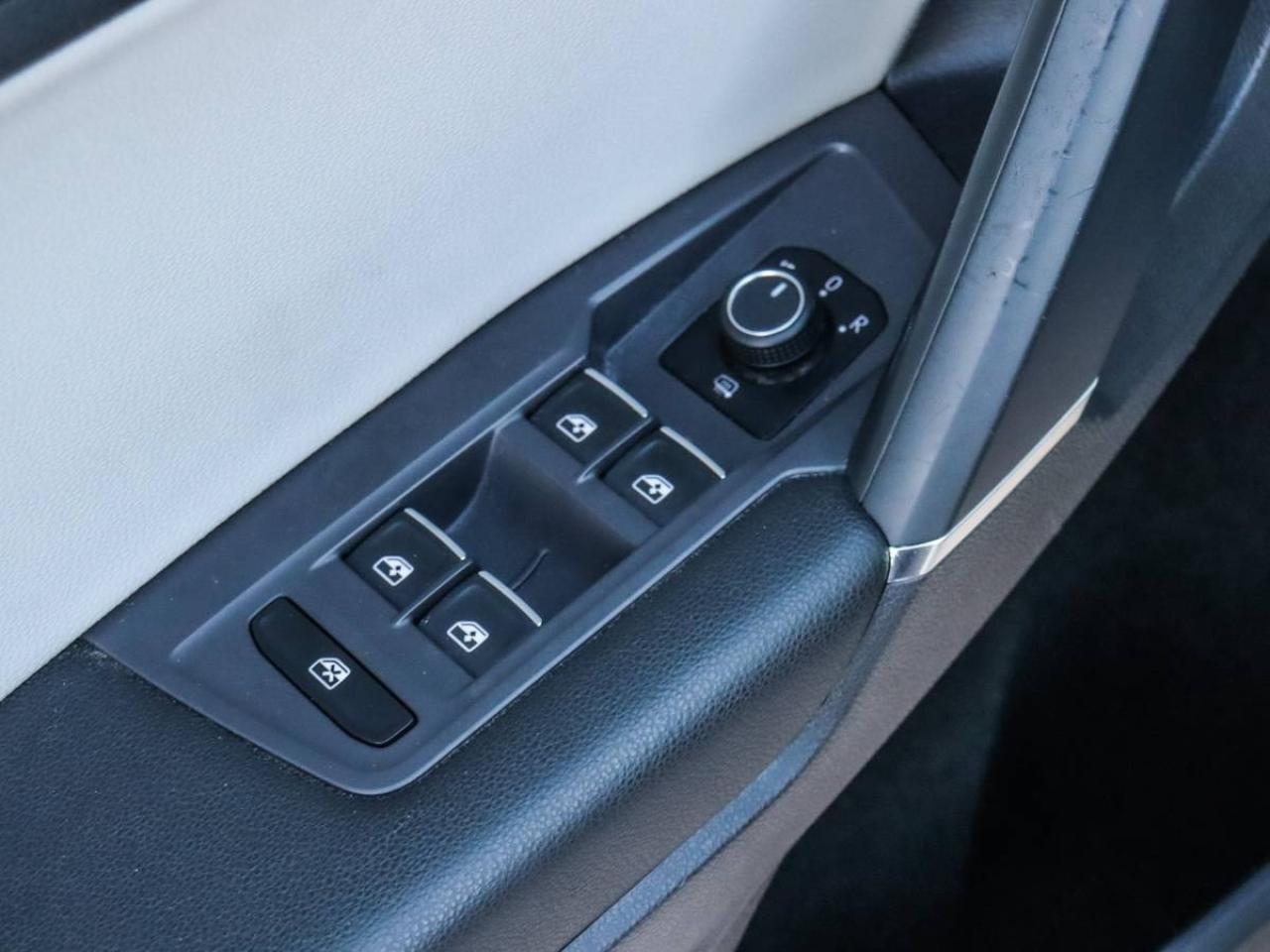 2018 Volkswagen Tiguan Comfortline AWD -Pano Roof-Dealer Serviced-NO Acci Photo