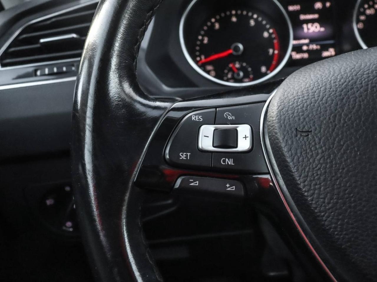 2018 Volkswagen Tiguan Comfortline AWD -Pano Roof-Dealer Serviced-NO Acci Photo