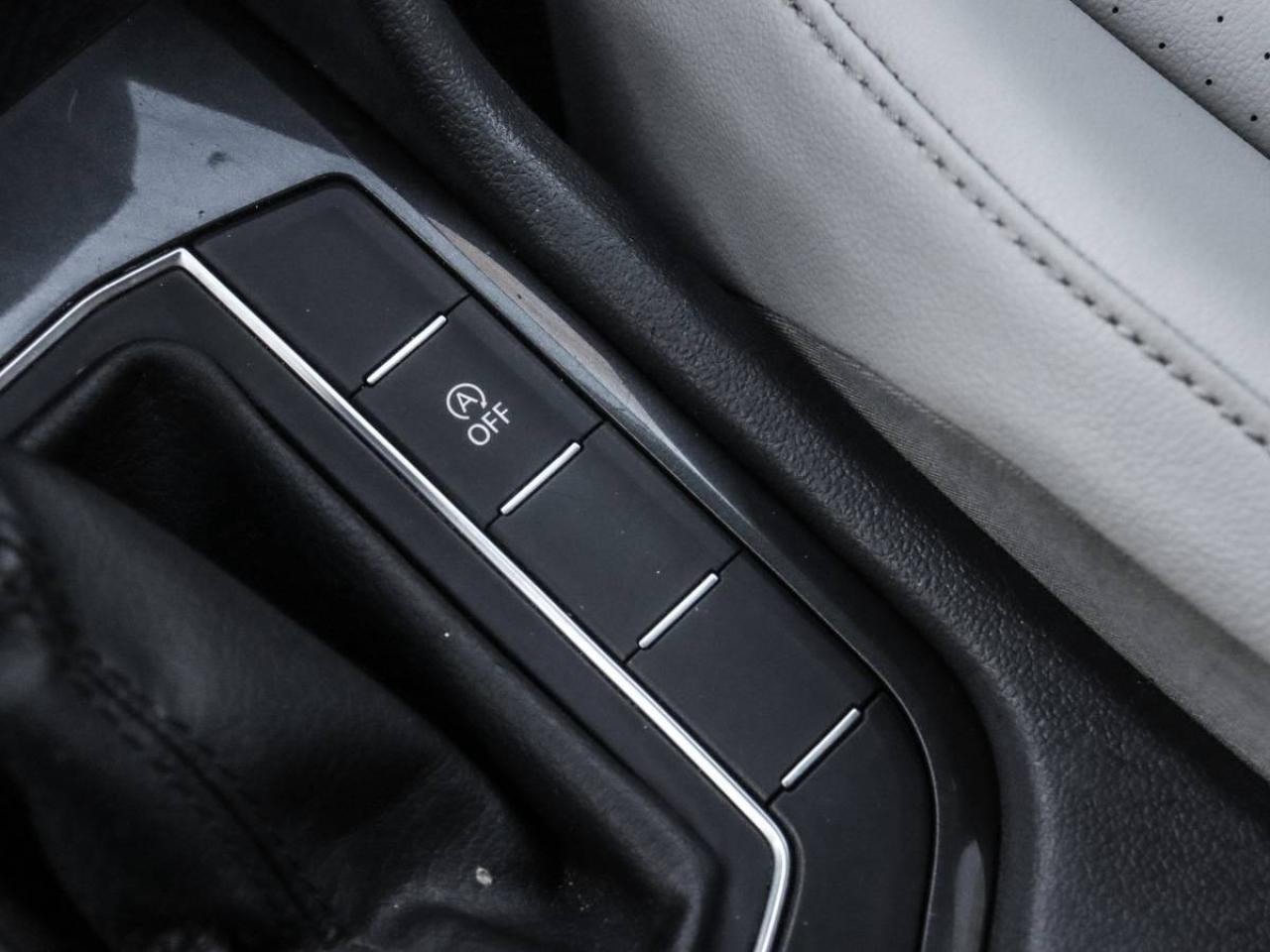 2018 Volkswagen Tiguan Comfortline AWD -Pano Roof-Dealer Serviced-NO Acci Photo