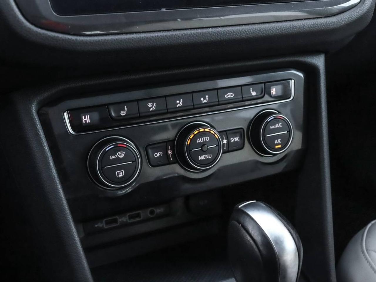 2018 Volkswagen Tiguan Comfortline AWD -Pano Roof-Dealer Serviced-NO Acci Photo