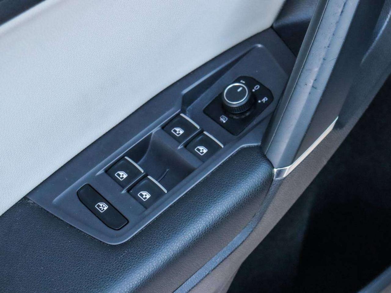 2018 Volkswagen Tiguan Comfortline AWD -Pano Roof-Dealer Serviced-NO Accidents-Heated Seats Photo