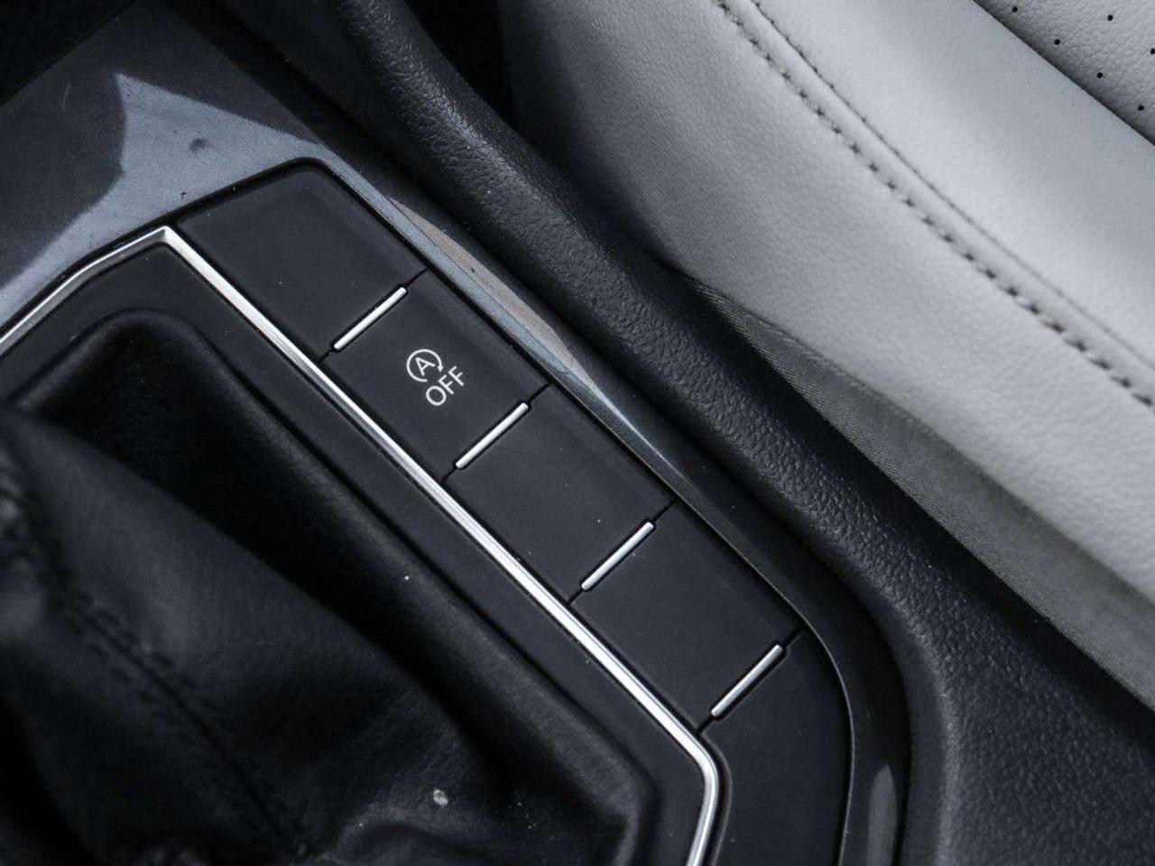 2018 Volkswagen Tiguan Comfortline AWD -Pano Roof-Dealer Serviced-NO Accidents-Heated Seats Photo