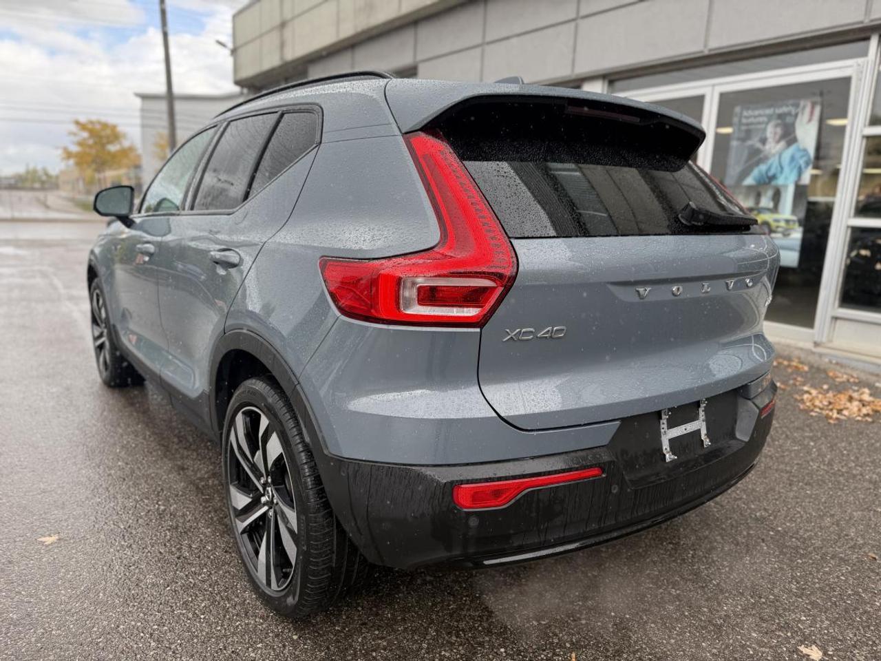 2023 Volvo XC40 B5 AWD Plus Dark Theme Photo3