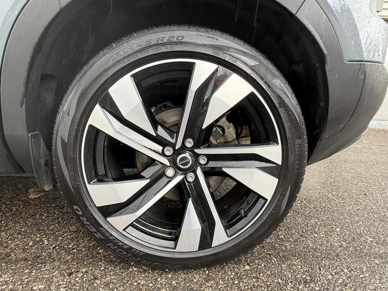 2023 Volvo XC40 B5 AWD Plus Dark Theme Photo