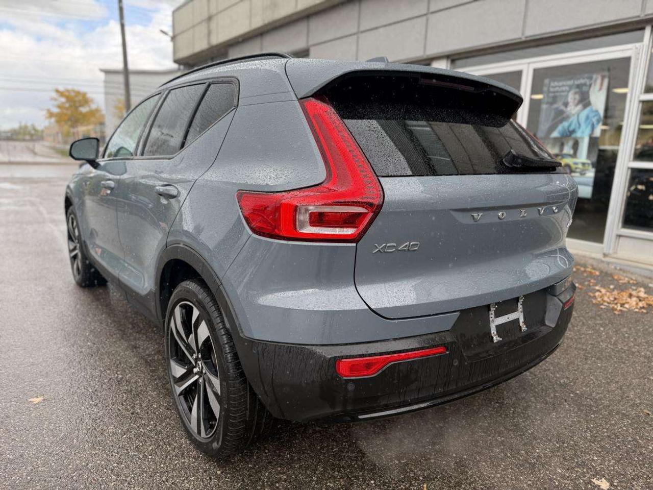 2023 Volvo XC40 B5 AWD Plus Dark Theme Photo