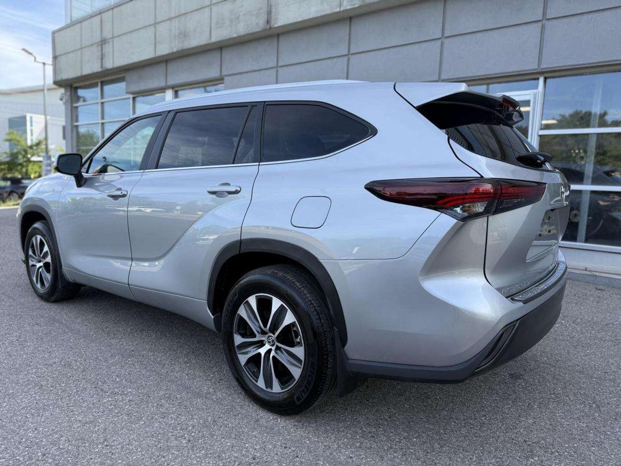 2024 Toyota Highlander XLE AWD Photo4
