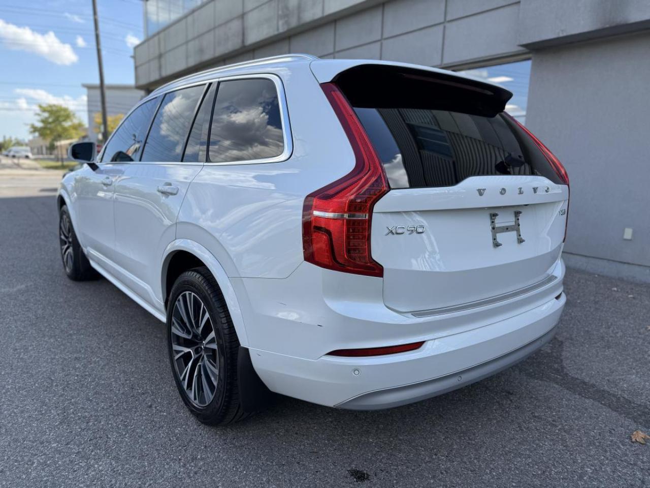 2022 Volvo XC90 T6 AWD Momentum 7-Seater Photo