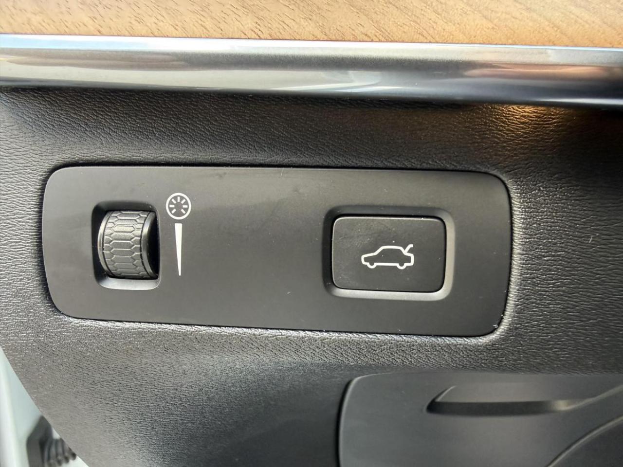 2022 Volvo XC90 T6 AWD Momentum 7-Seater Photo