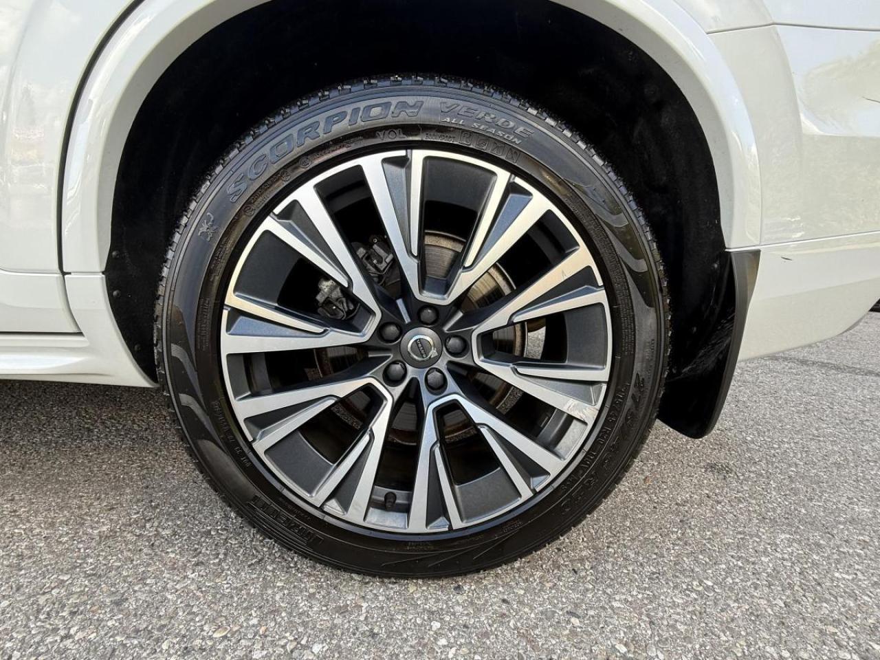 2022 Volvo XC90 T6 AWD Momentum 7-Seater Photo