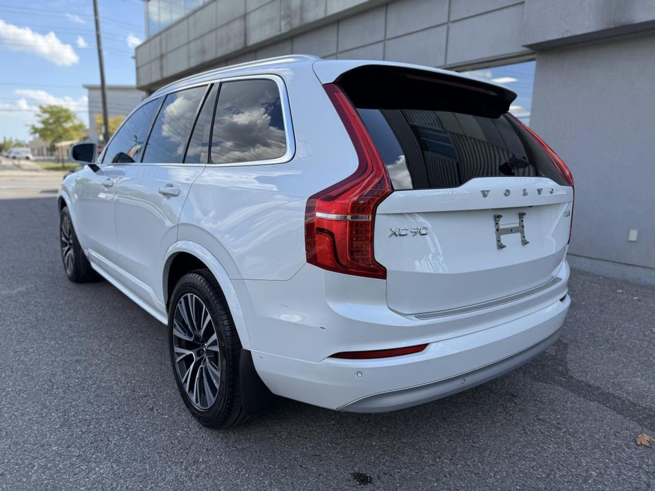 2022 Volvo XC90 T6 AWD Momentum 7-Seater Photo