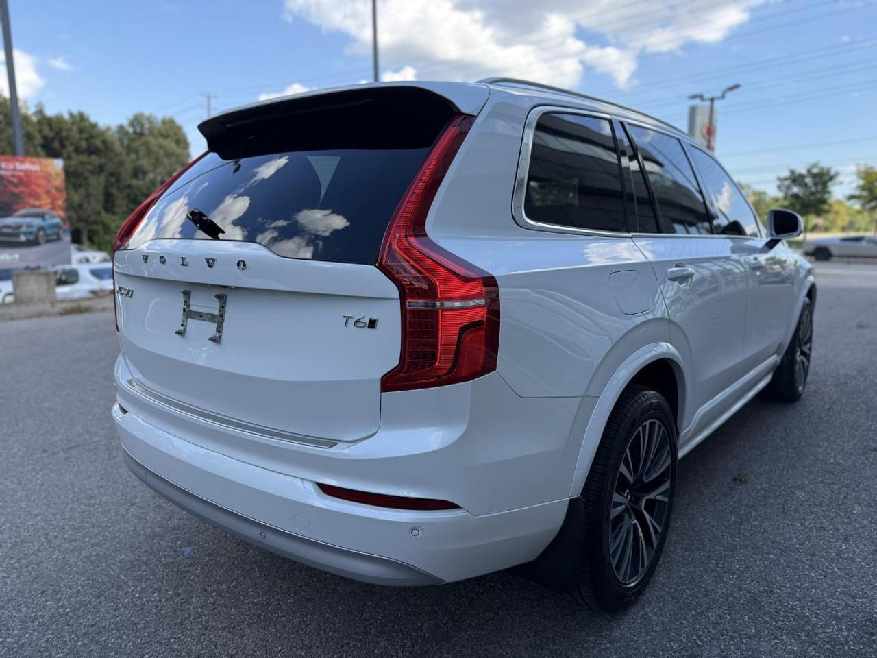2022 Volvo XC90 T6 AWD Momentum 7-Seater Photo