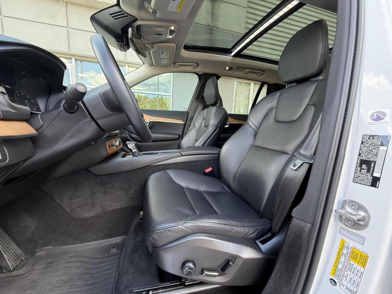 2022 Volvo XC90 T6 AWD Momentum 7-Seater Photo