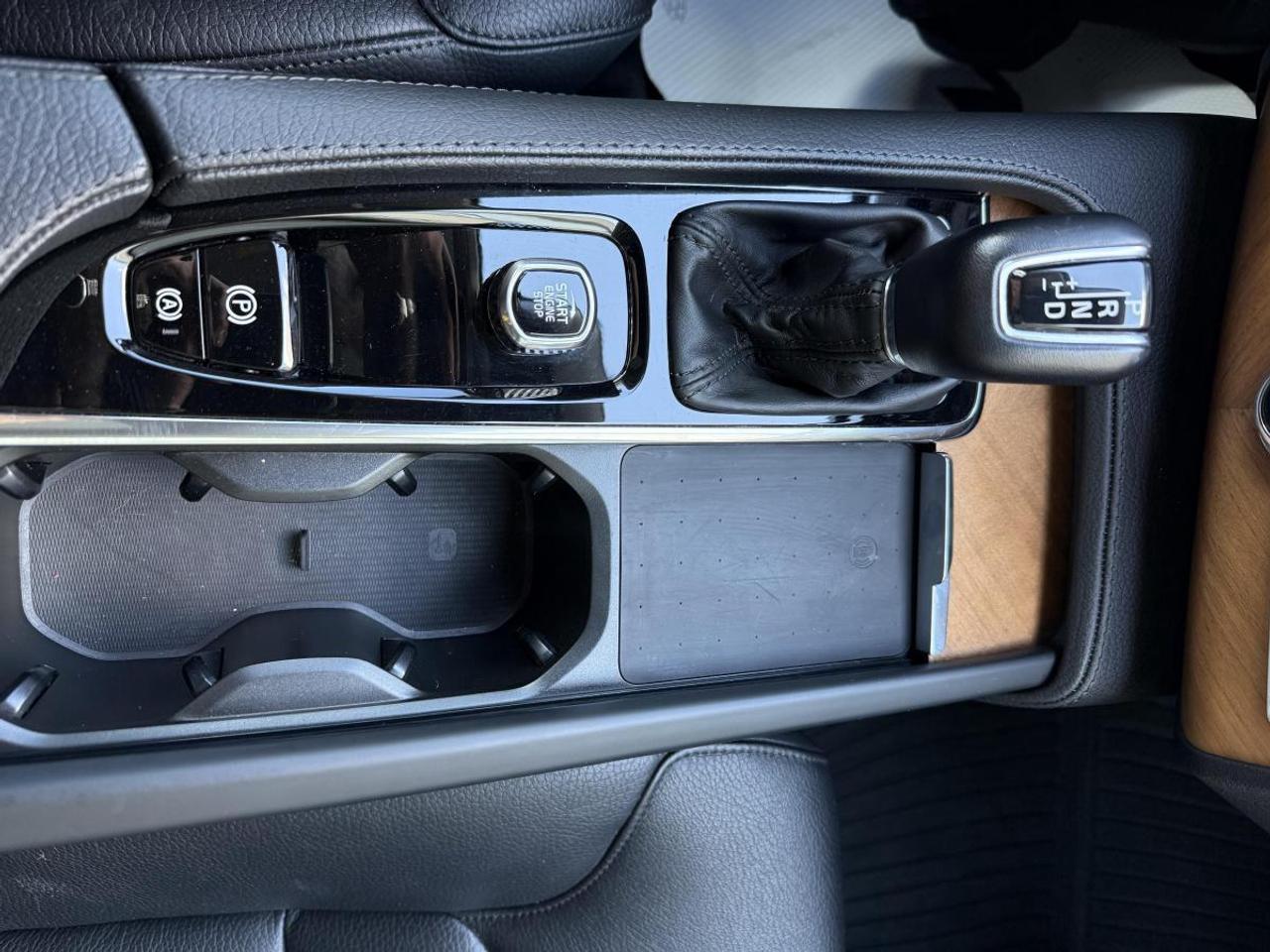 2022 Volvo XC90 T6 AWD Momentum 7-Seater Photo