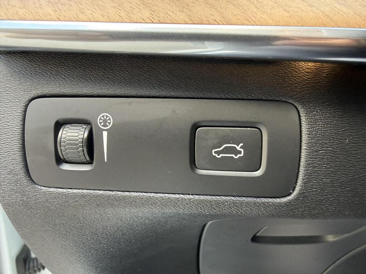 2022 Volvo XC90 T6 AWD Momentum 7-Seater Photo