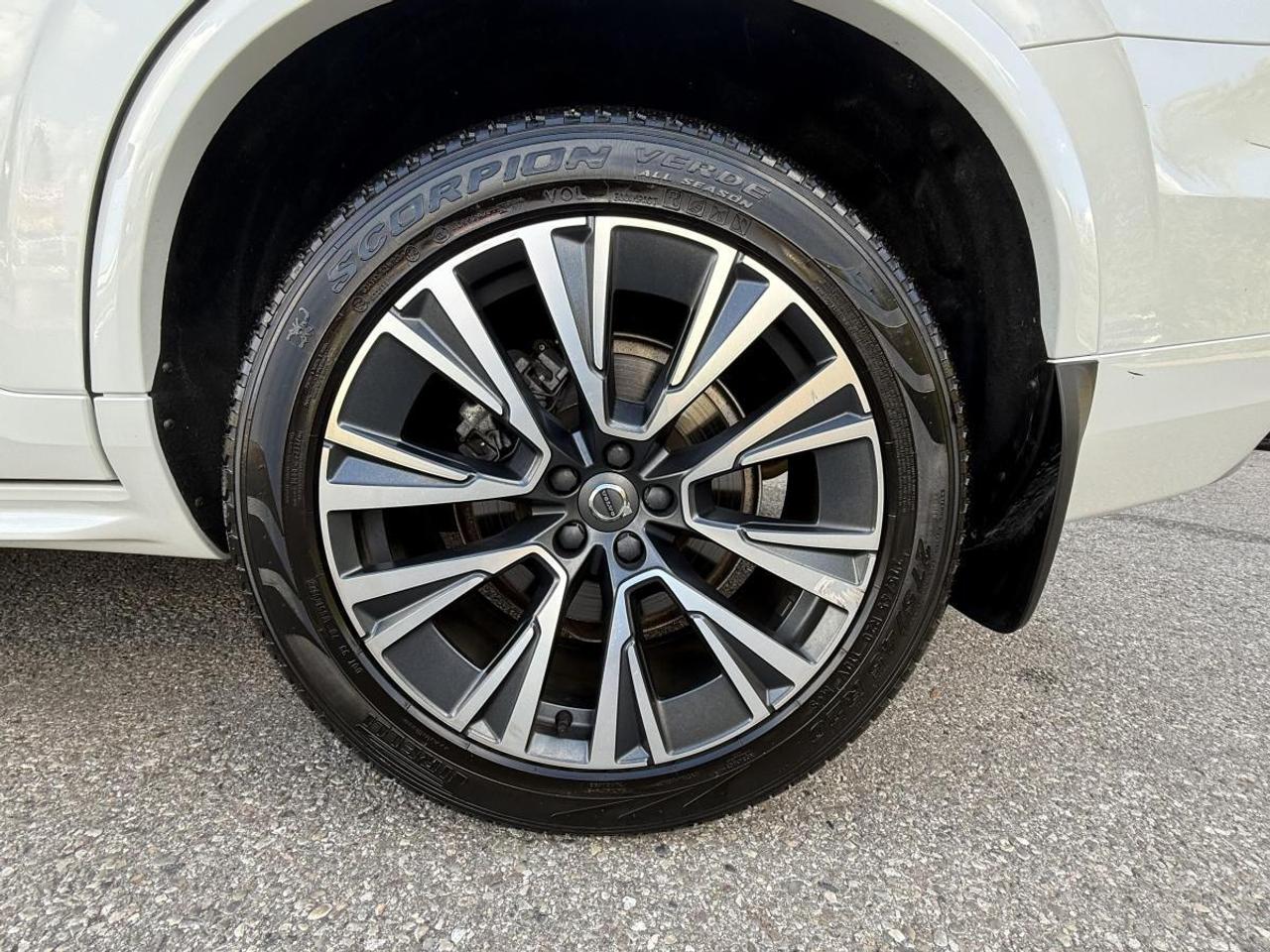 2022 Volvo XC90 T6 AWD Momentum 7-Seater Photo