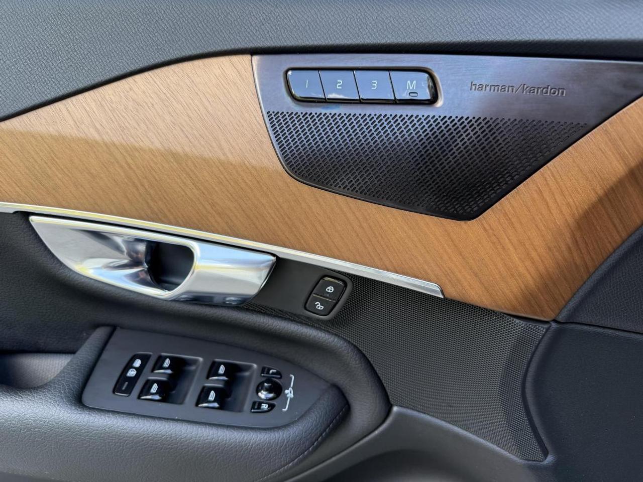 2022 Volvo XC90 T6 AWD Momentum 7-Seater Photo