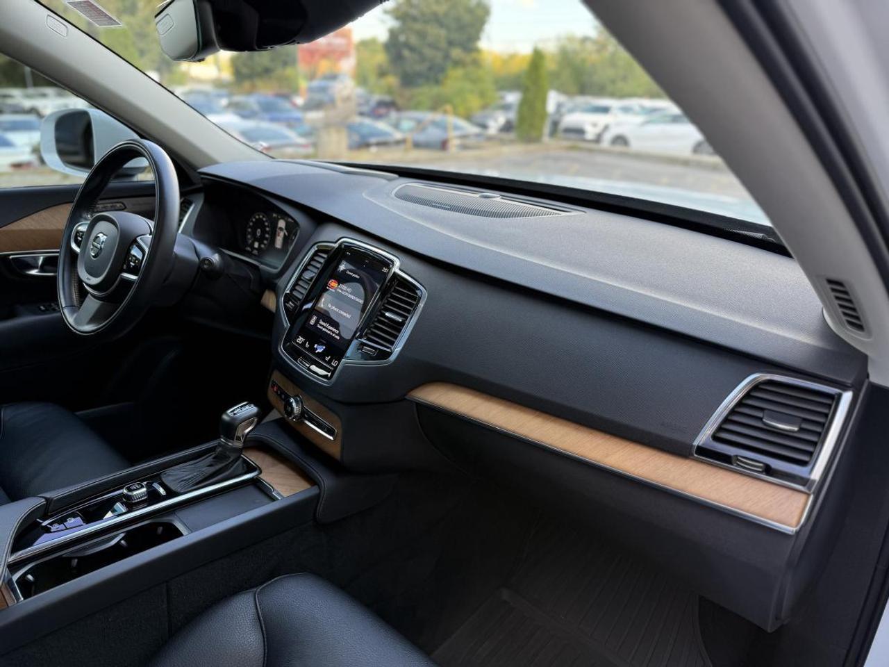 2022 Volvo XC90 T6 AWD Momentum 7-Seater Photo