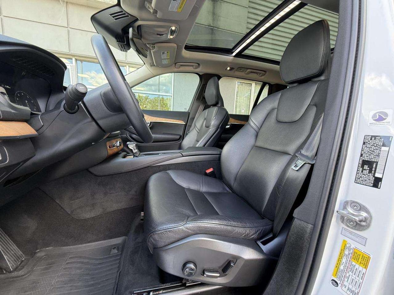 2022 Volvo XC90 T6 AWD Momentum 7-Seater Photo