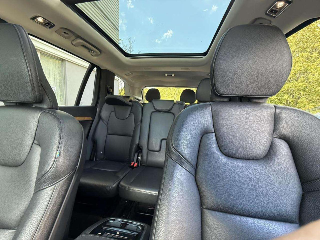 2022 Volvo XC90 T6 AWD Momentum 7-Seater Photo