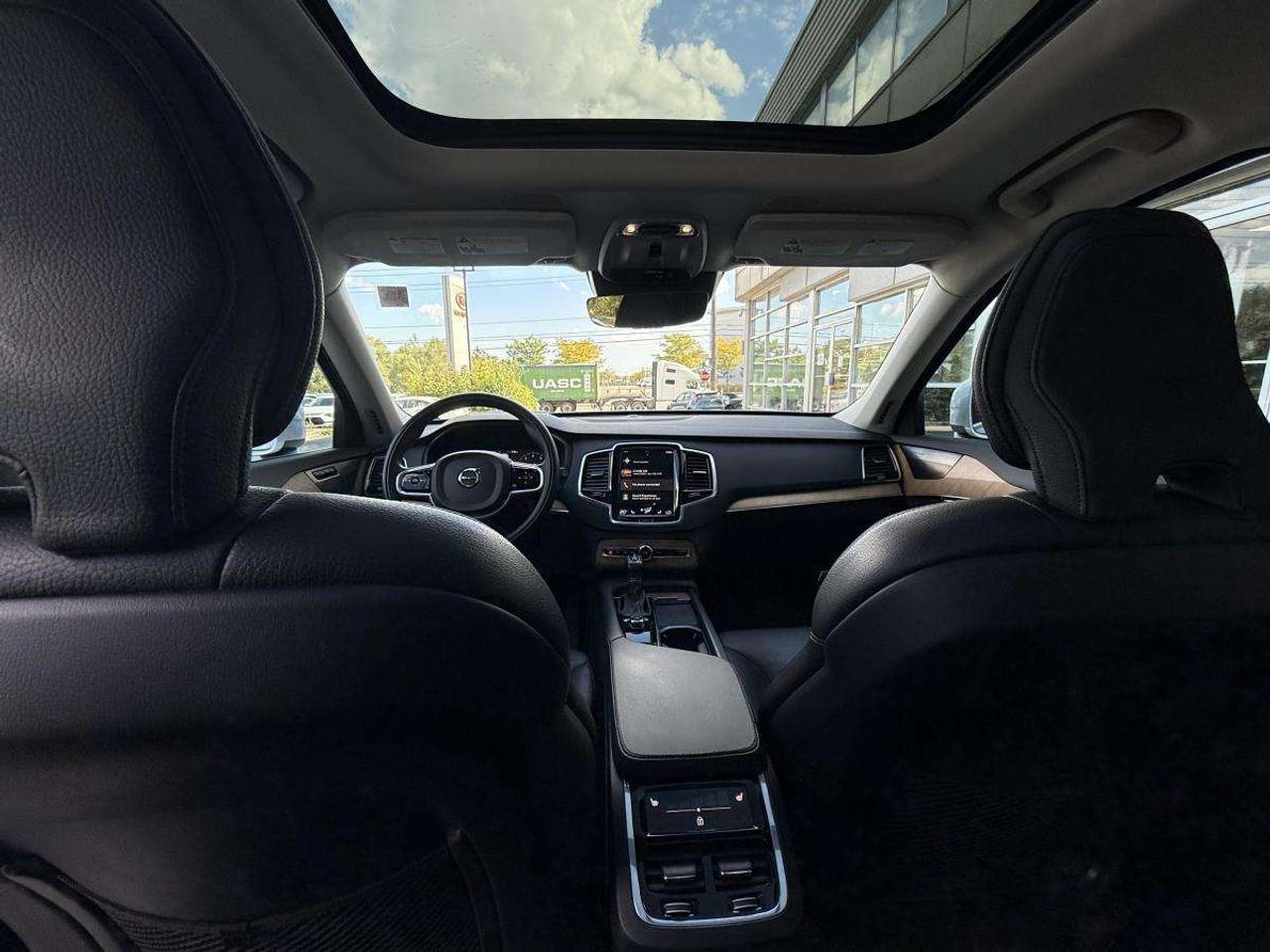 2022 Volvo XC90 T6 AWD Momentum 7-Seater Photo