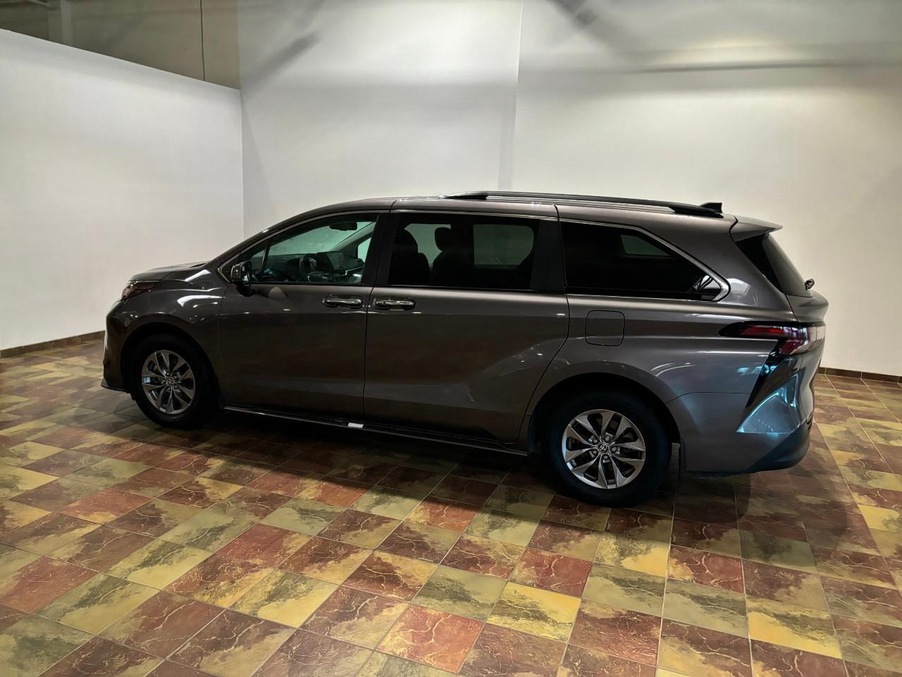 2023 Toyota Sienna XLE 8-Passenger   BACKUP CAMERA   HEATED SEATS/WHE Photo