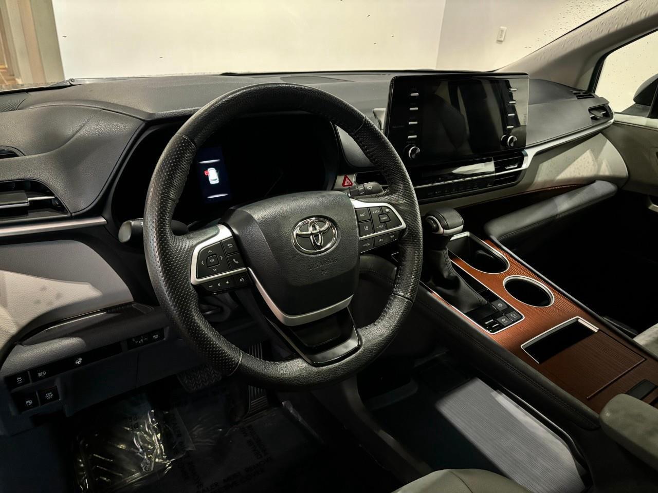 2023 Toyota Sienna XLE 8-Passenger   BACKUP CAMERA   HEATED SEATS/WHE Photo