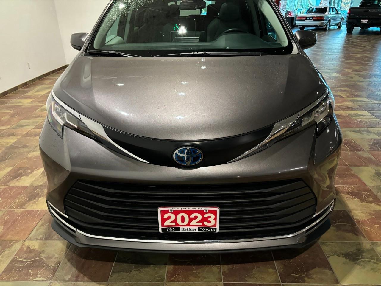 2023 Toyota Sienna XLE 8-Passenger   BACKUP CAMERA   HEATED SEATS/WHE Photo