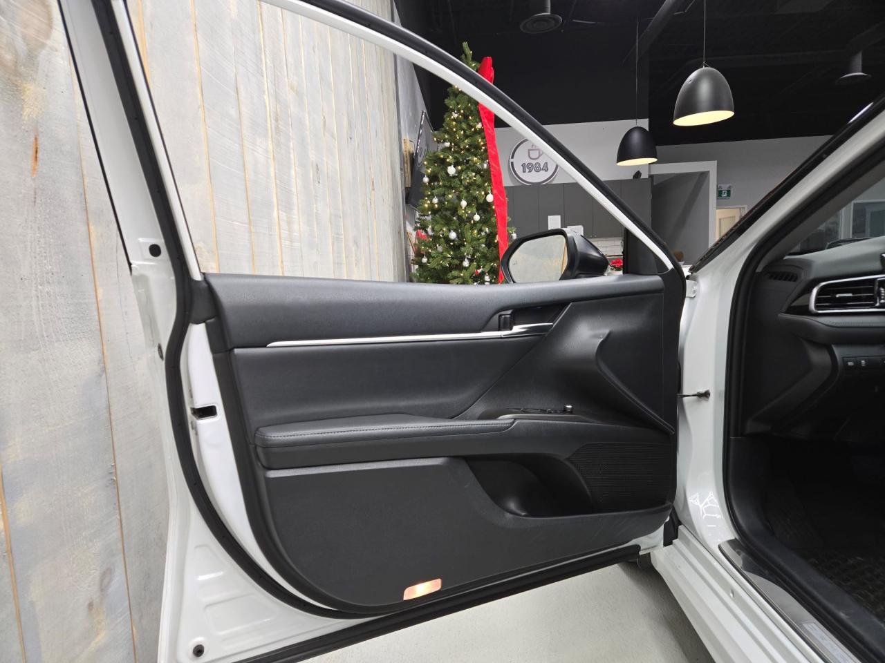 2022 Toyota Camry XSE HYBRID LOADED  NO ACCIDENTS Photo