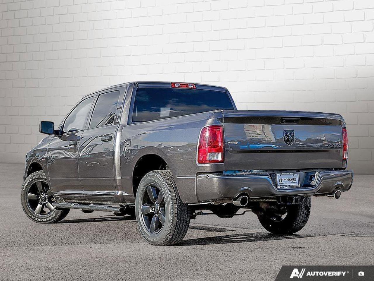 2019 RAM 1500 Classic ExpressBLACK EXPRESS, HEMI, CREW, 4X4, HEATED CLOT Photo3