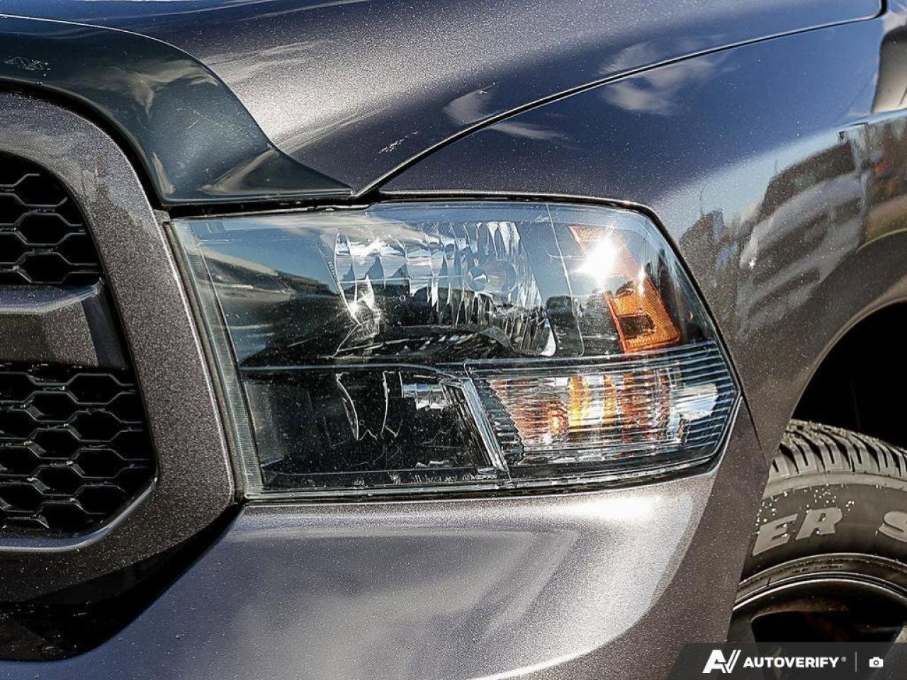 2019 RAM 1500 Classic ExpressBLACK EXPRESS, HEMI, CREW, 4X4, HEATED CLOT Photo