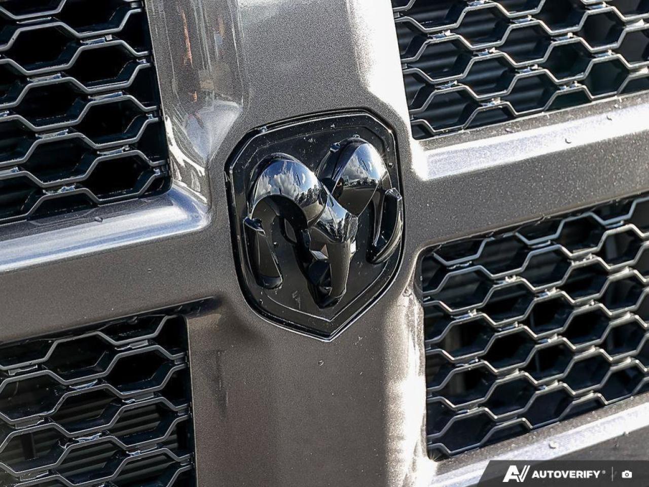 2019 RAM 1500 Classic ExpressBLACK EXPRESS, HEMI, CREW, 4X4, HEATED CLOT Photo