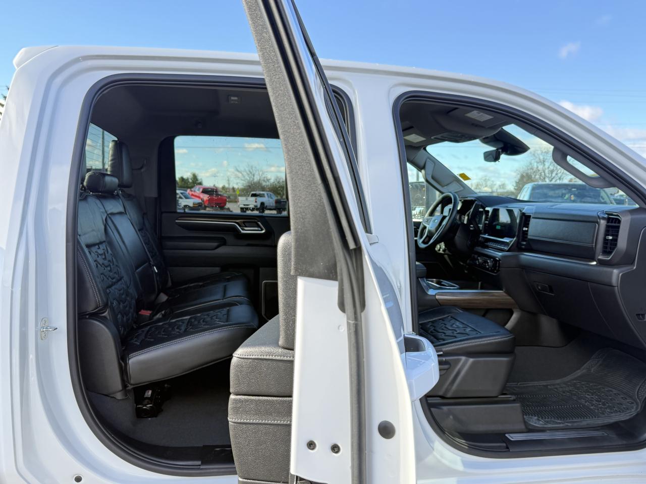 2024 Chevrolet SILVERADO 2500HD LT BDS LIFT/WHEEL/TIRE/LEATHER PKG!! Photo