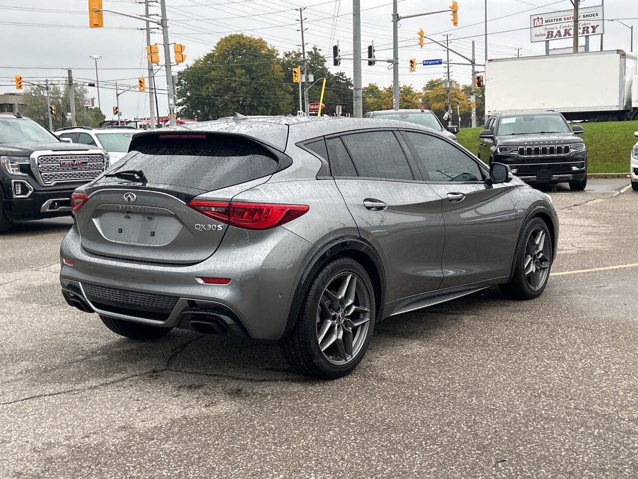2017 Infiniti QX30 FWD 4dr Sport Photo4