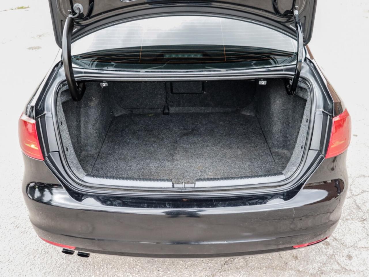 2012 Volkswagen Jetta Sedan 2.0T TDI DSG Highline Photo