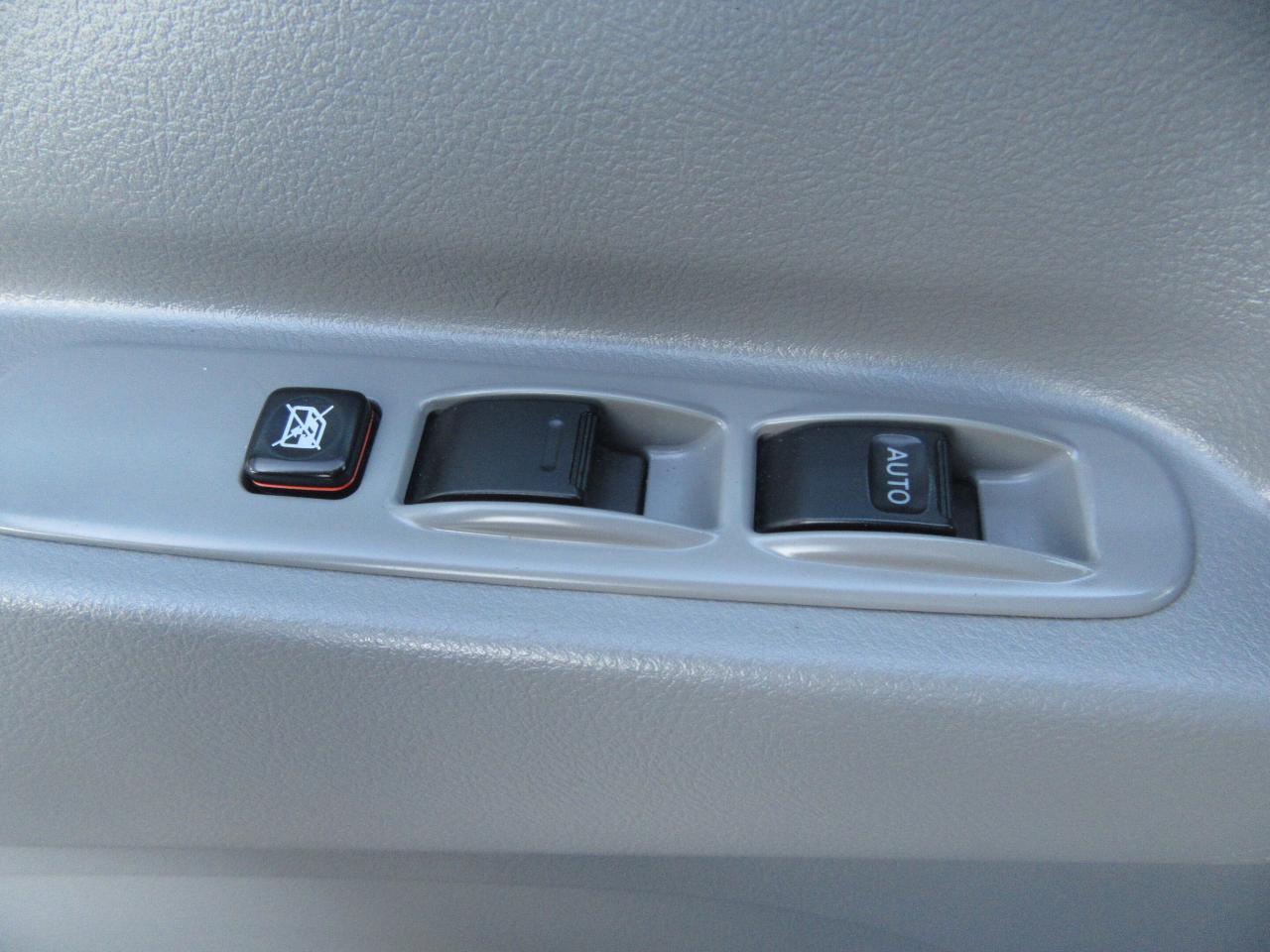 2016 Hino 195 18FT BOX LOW TEMP REEFER POWER LIFTGATE Photo